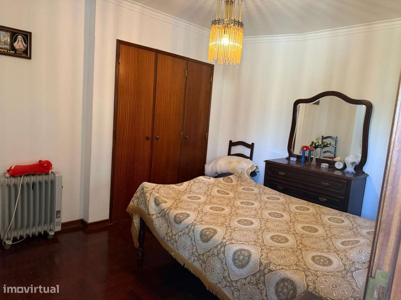 Moradia antiga com terreno, furo de agua e painéis solares aquecimento-24