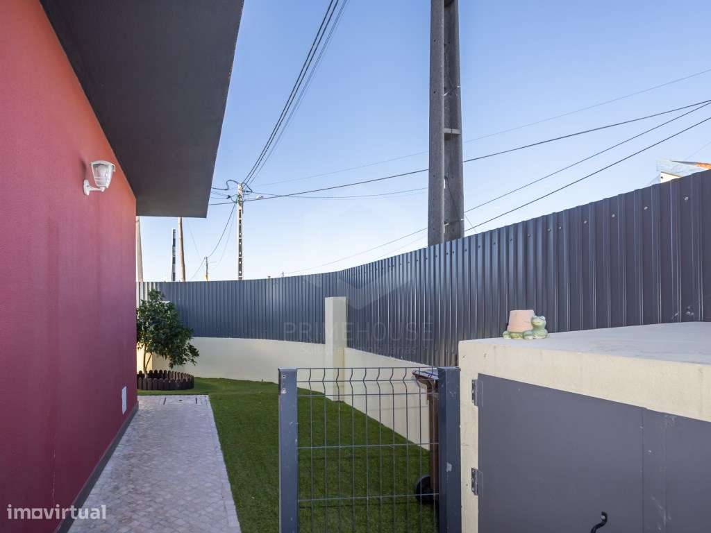 Moradia Isolada T4 com Piscina, Garagem e Acabamentos Premium-11