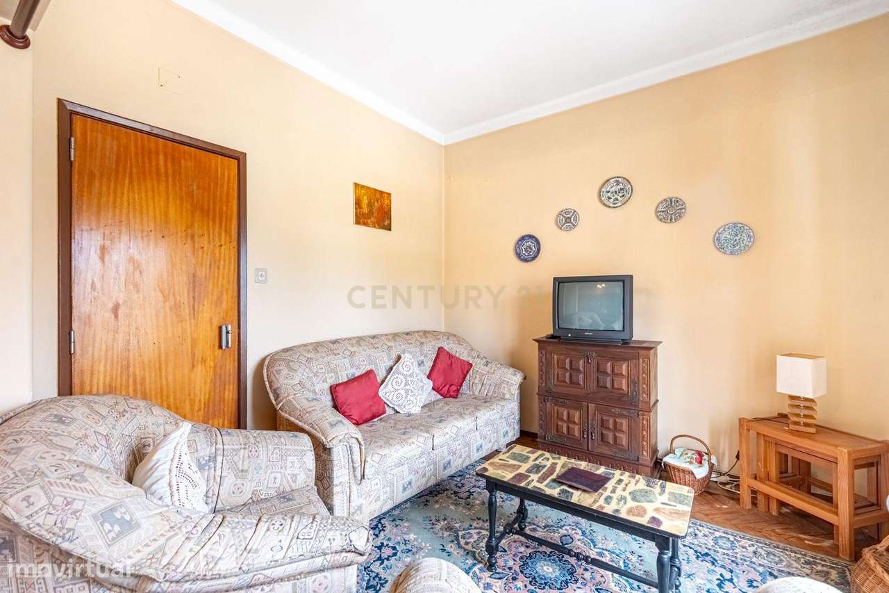 Moradia T3 c/ lote de 2393m2 em Caneças-10