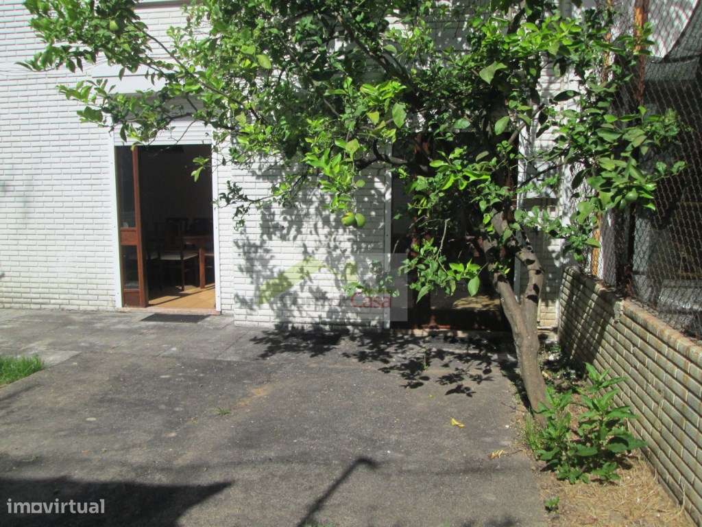 Moradia em banda, T4 com jardim, logradouro, garagem, excelente exp...-9