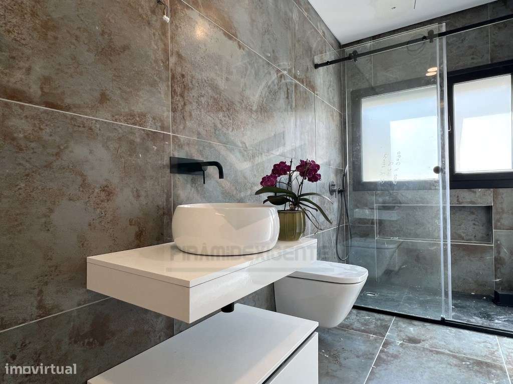 Ampla Moradia T4 em Azeitão: 72m² Open Space, 3 Suítes-13
