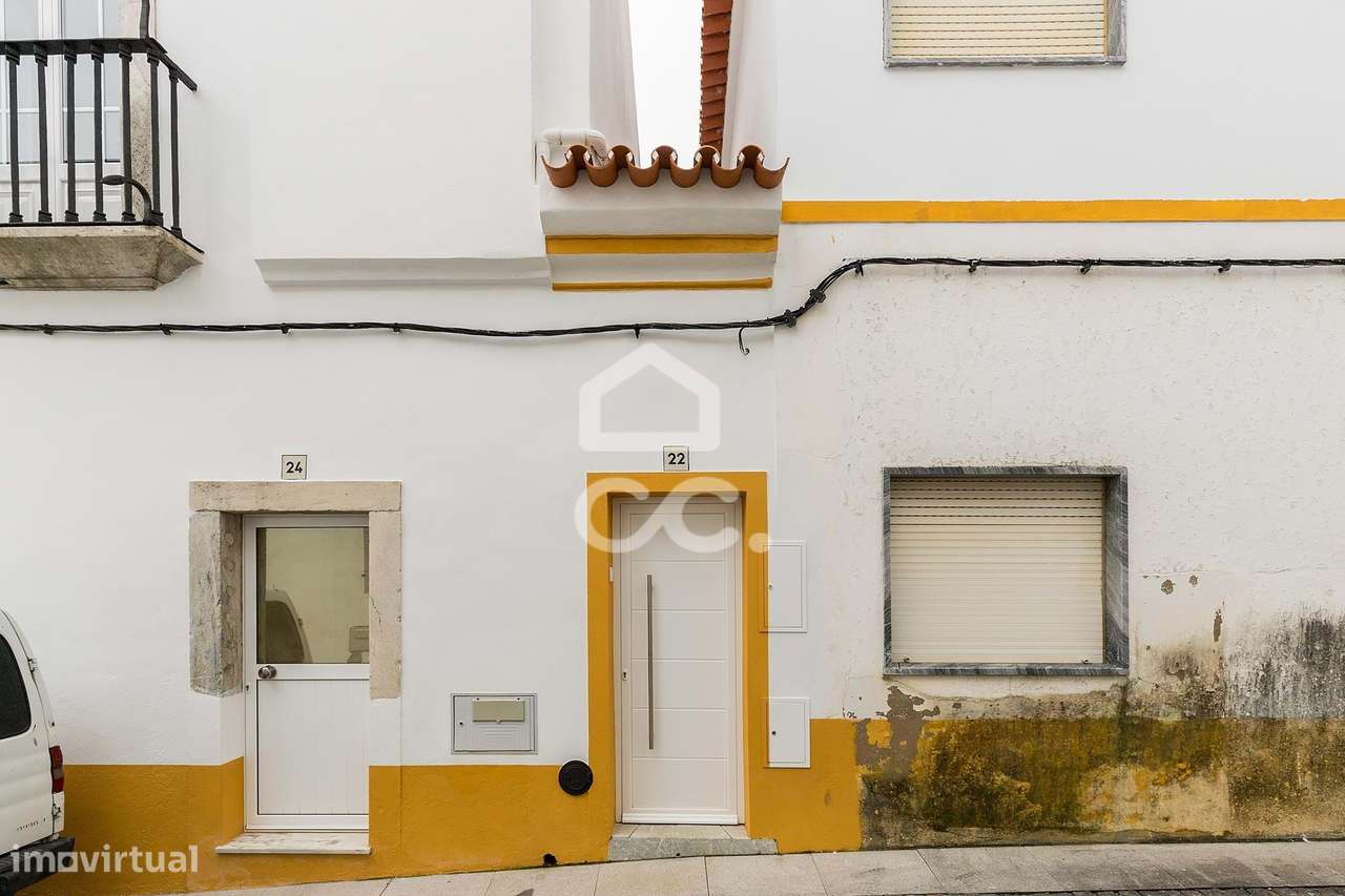 Andar de Moradia T1 Recuperado c/ Open Space, Quarto e Casa de Banho e - Grande imagem: 2/17