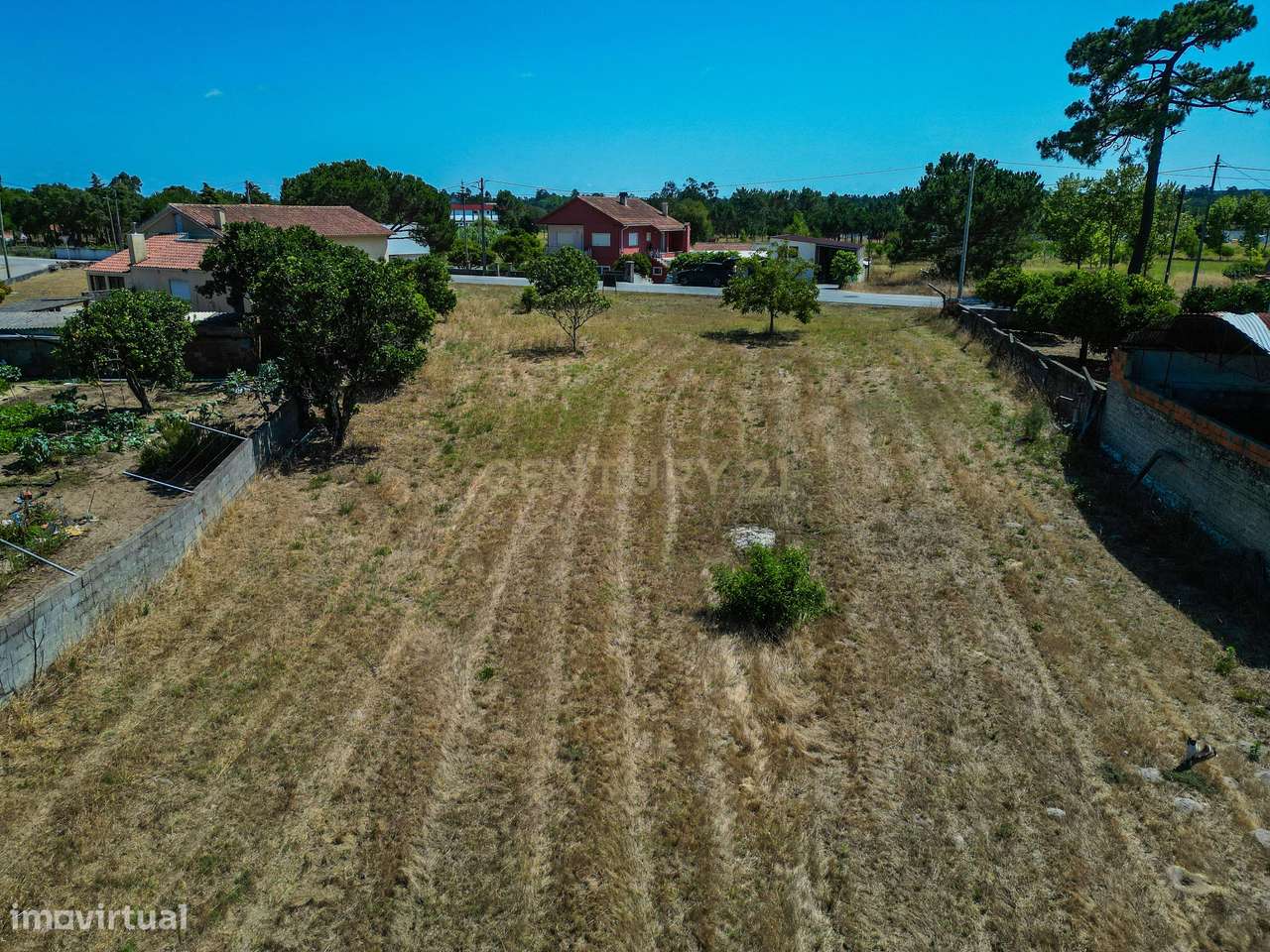 Terreno com cerca de 2.400 m² e viabilidade de construção em Moinhos d-15