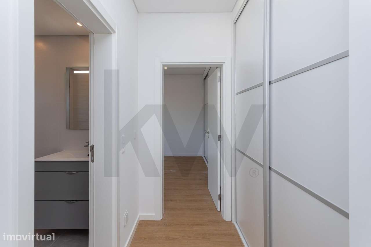 Moradia T4 Térrea de Luxo com 3 Suítes, Piscina Privada e Domótica - Grande imagem: 4/57