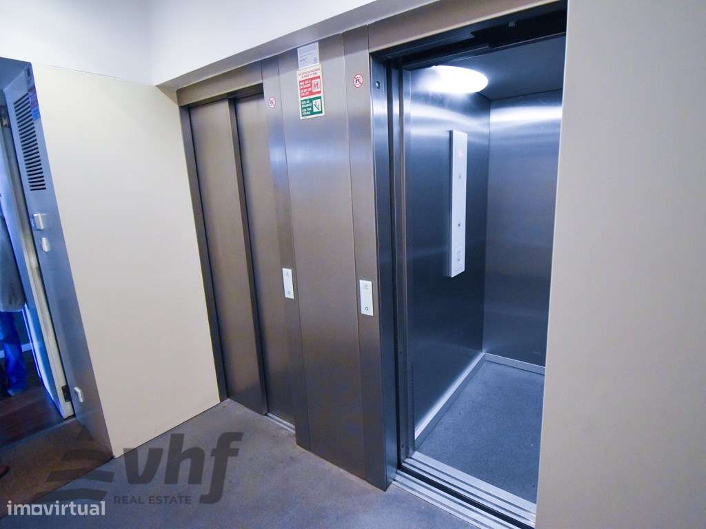 Oportunidade Única: T5 de Excelência no Condomínio Jardim das Camélias-29