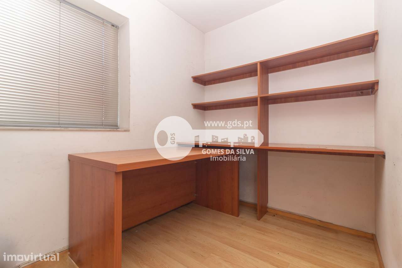 Moradia T3+1 com Espaços Comerciais – Ideal para Viver e Investir-48