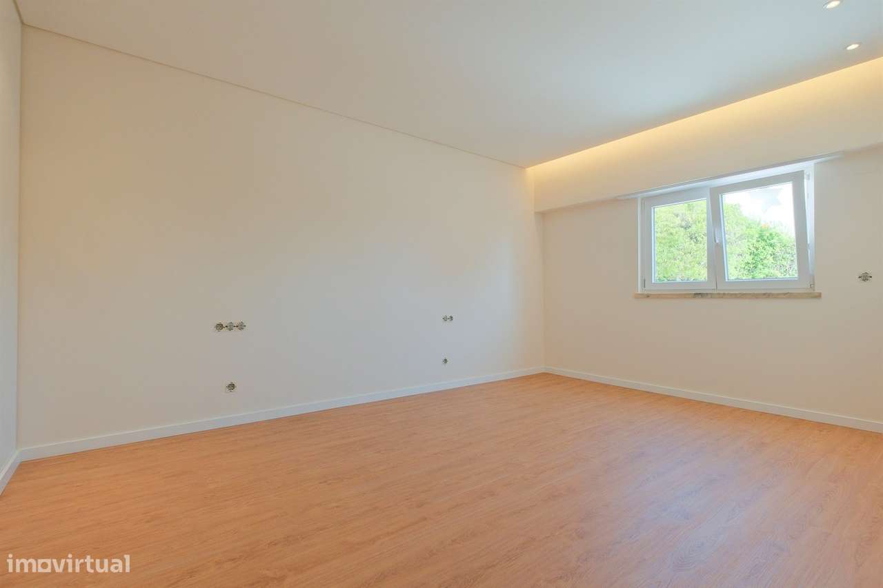Apartamento T1 com garagem, totalmente remodelado, em condomínio com p-19