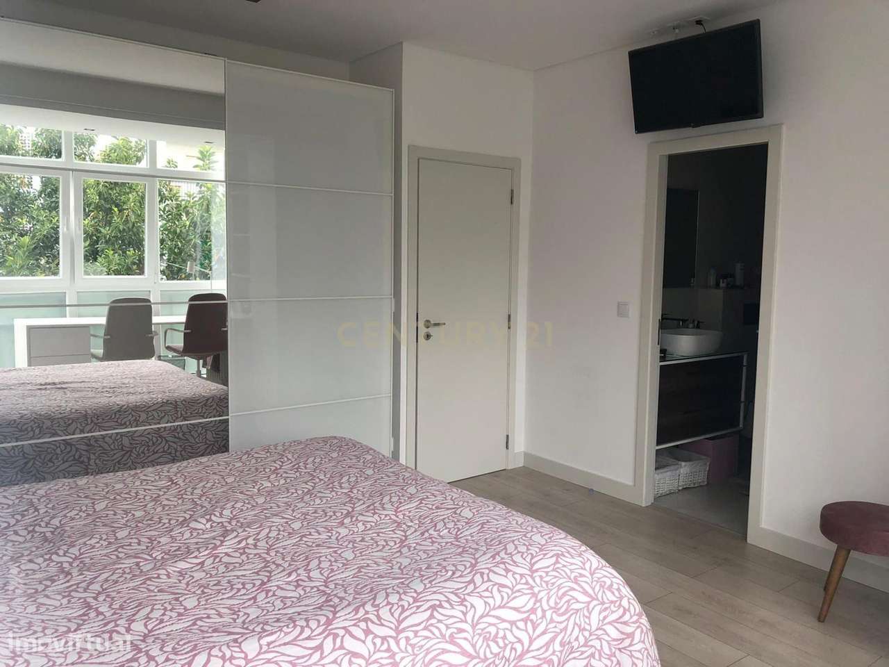 T5 completamente renovado, com 2 Suítes  em zona nobre de Coimbra OPOR-12