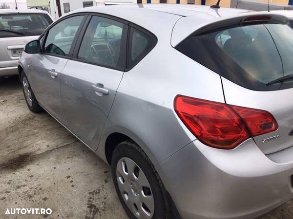 Dezmembrez Opel Astra J 1.4 benzina 2010 - 2