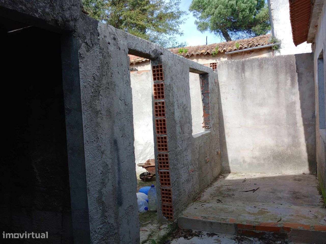 Vende-se moradia para renovar na Lamarosa, Coimbra.-9