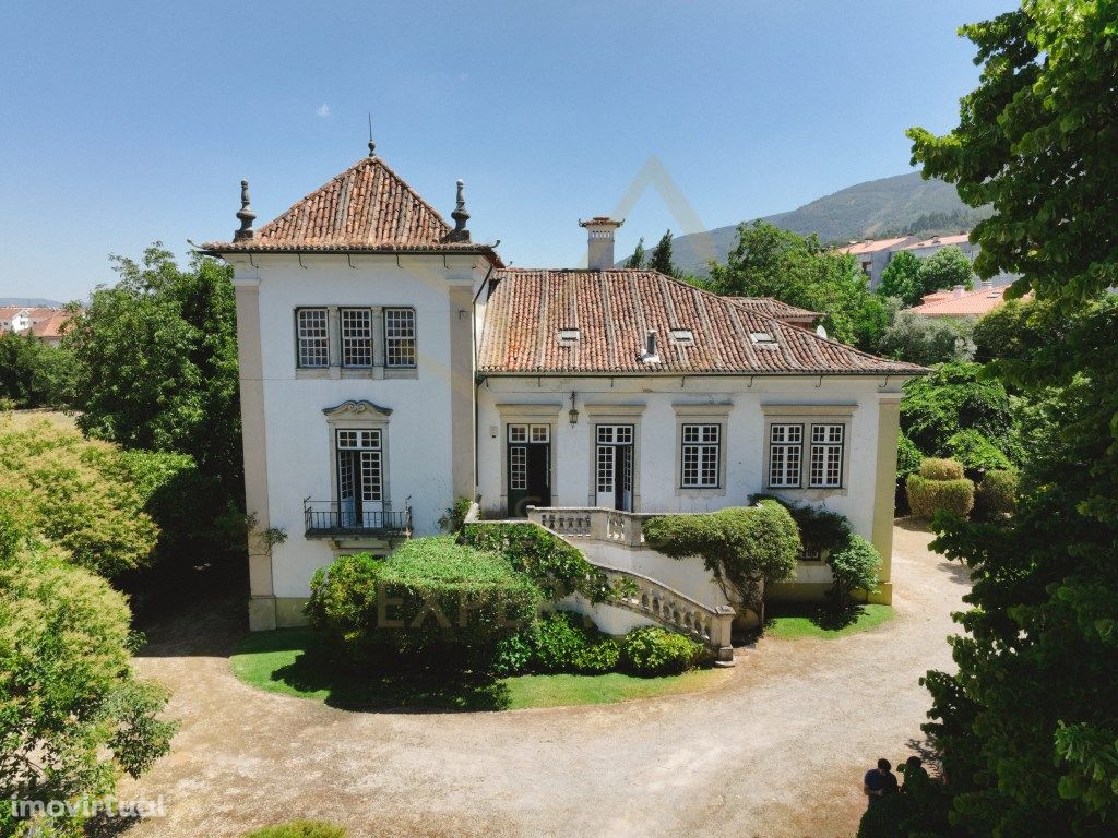 Solar à venda na vila de Lousã