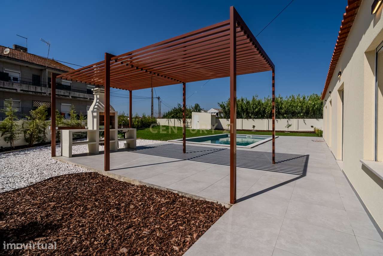 Moradia Térrea T4 totalmente renovada, com piscina, espaço exterior e-31