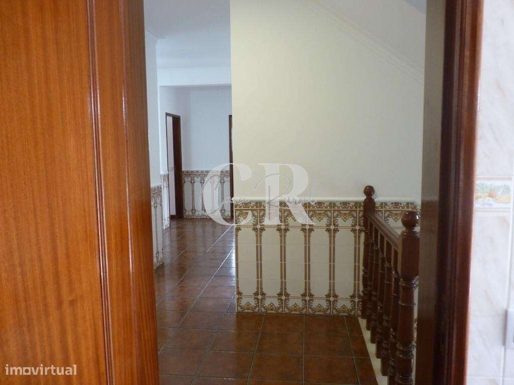 Fantástica moradia T3 com garagem e terreno generoso em Vila Facaia –-24