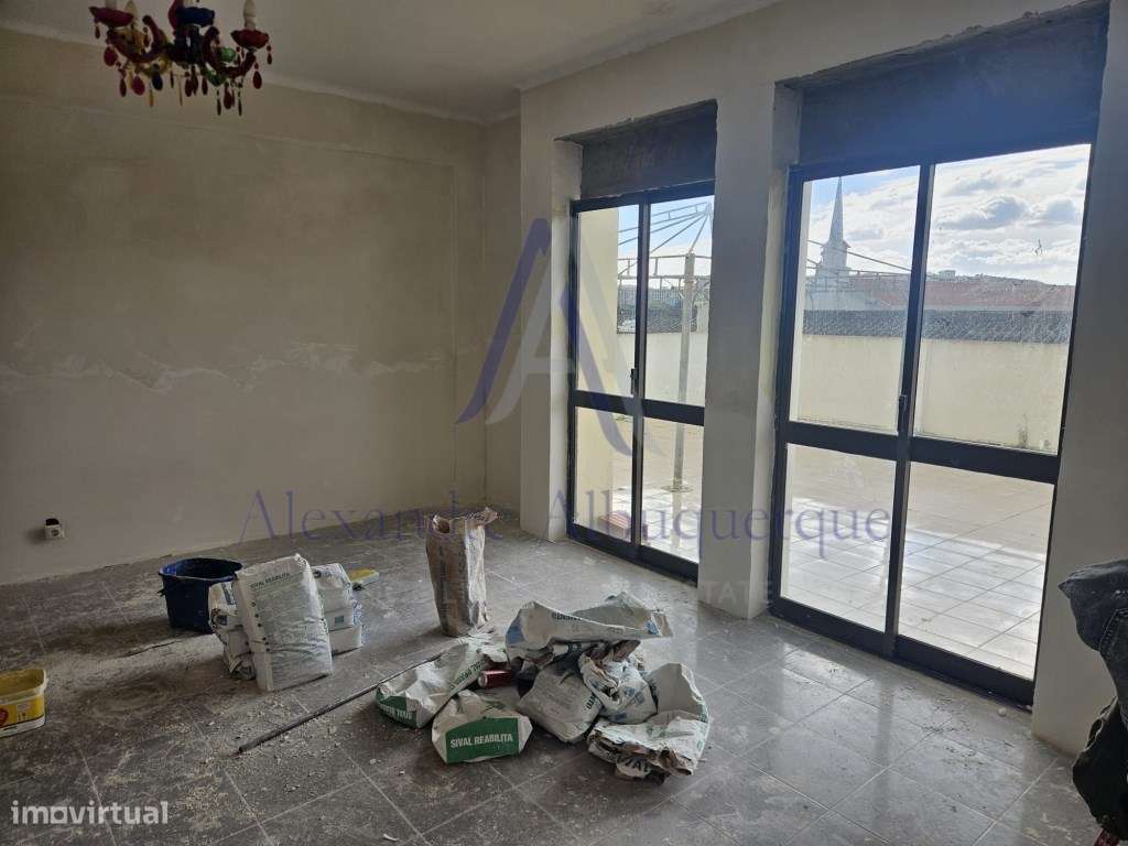 Apartamento T3 com Terraço de 80 m² e Parqueamento Privativo-6