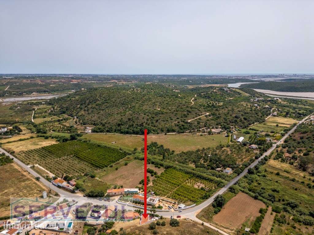 Charmosa moradia de 2 quartos de 121 m², inserida num terreno com 2...-57