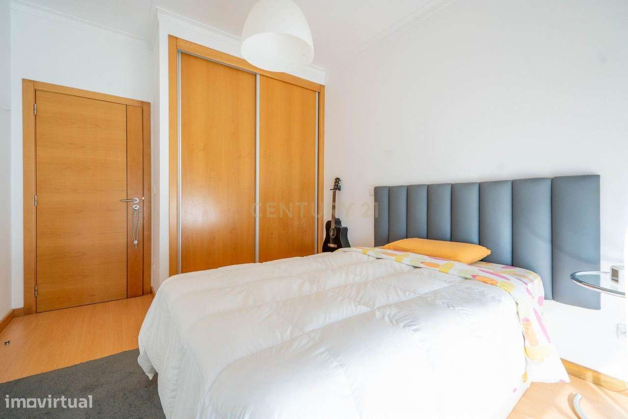 Moradia térrea T3+1 com linhas modernas,varandas,churrasco,jardim,gara-32