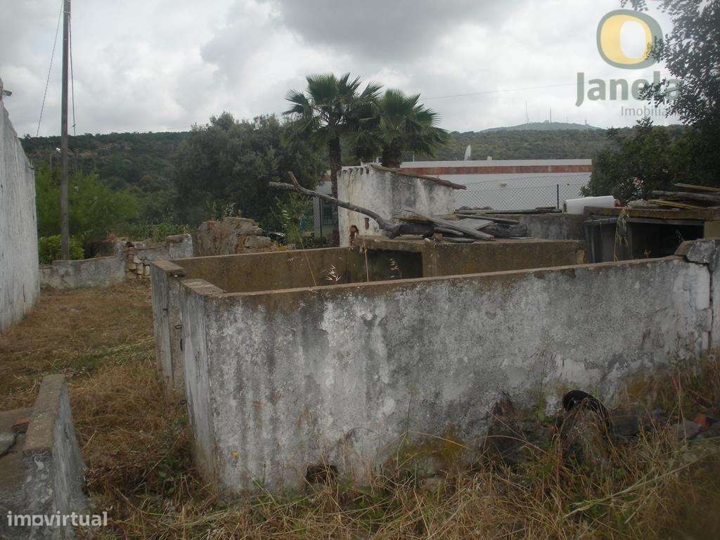 Ruína com 237 m2 com 2200 m2 de terreno - Grande imagem: 5/12