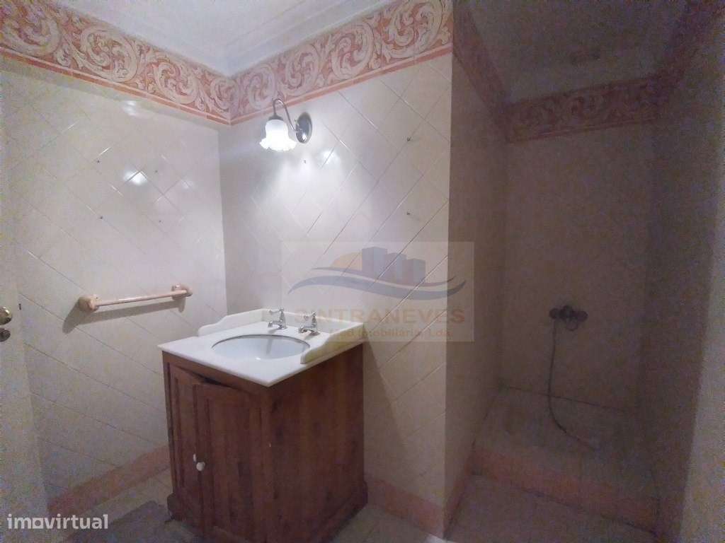 Lindo Apto T4 , totalmente remodelado num 1º andar, junto à Base Na...-31