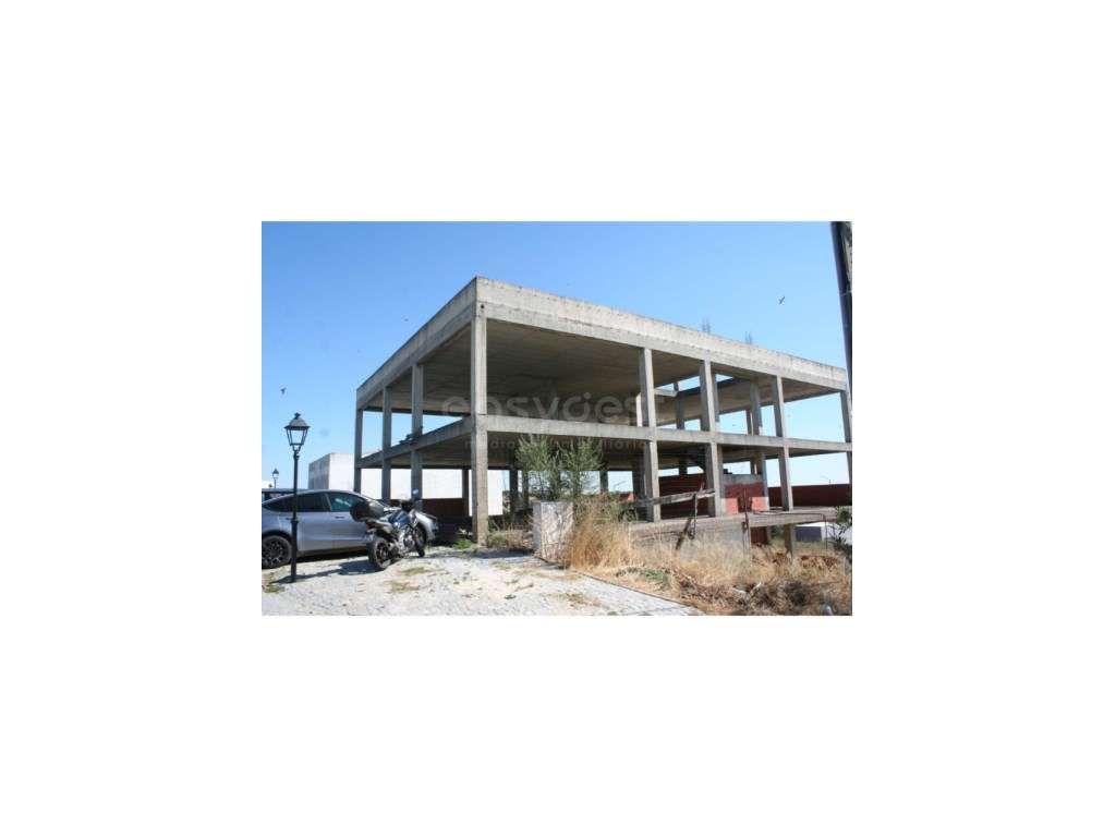 Lote urbano com construção iniciada em Alvito - Grande imagem: 4/13