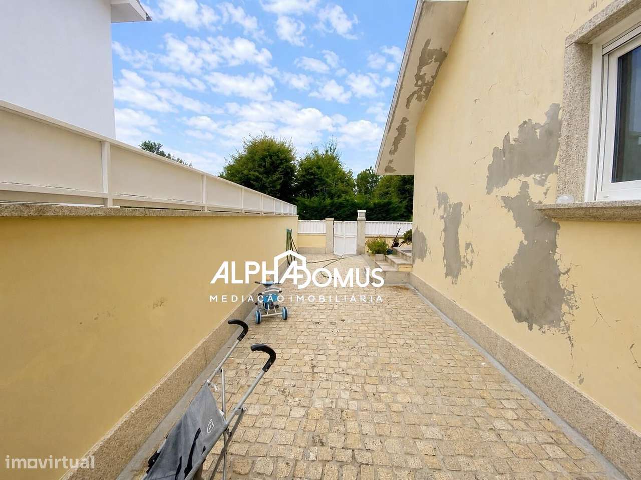 Moradia T4 com Suite, Sotão, Garagem e Espaço Exterior em Valença-41