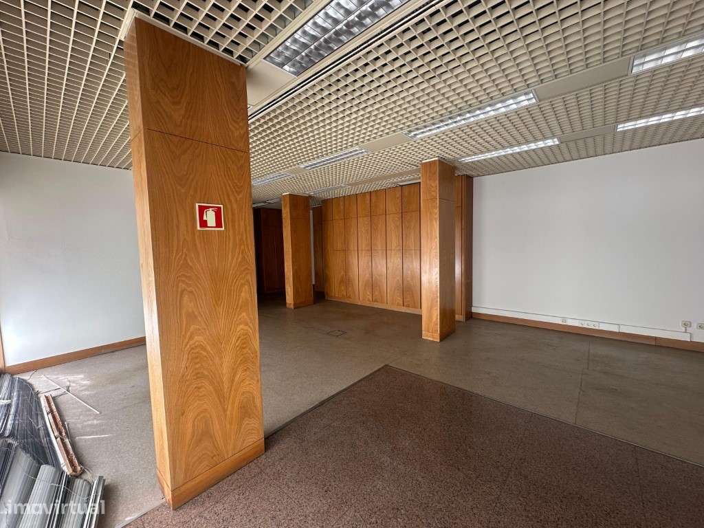 Loja ampla para arrendamento - Ideal para comércio ou serviços - Grande imagem: 2/4