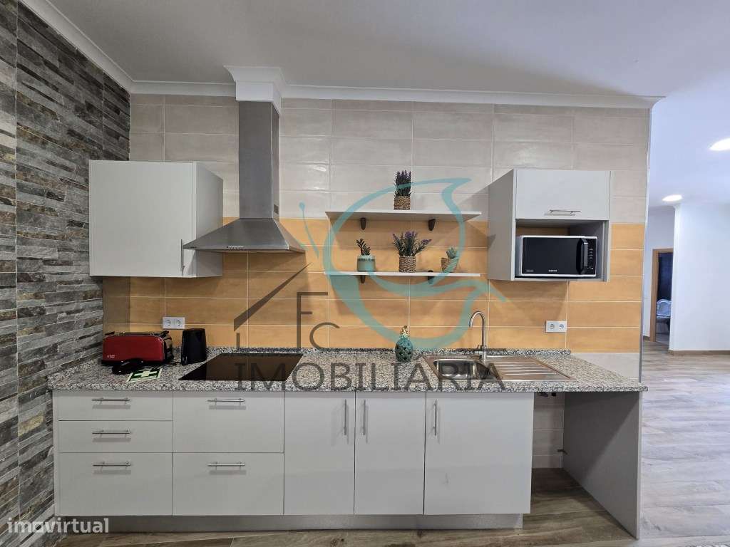 EXCLUSIVO - Excelente moradia de 2 pisos, com licença AL-7