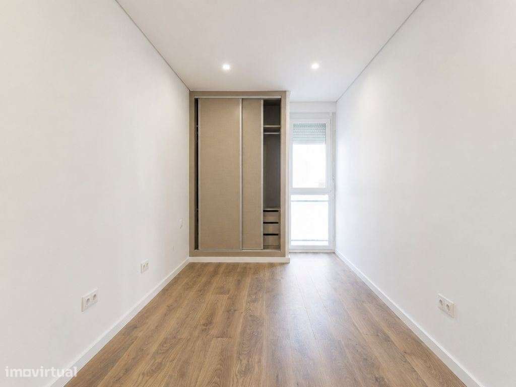 Apartamento T3 totalmente remodelado, a estrear, no Vale da Amoreir...-12