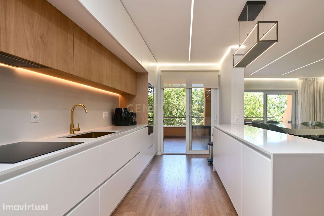 Apartamento Renovado em Cascais com Terraço e Garagem-5