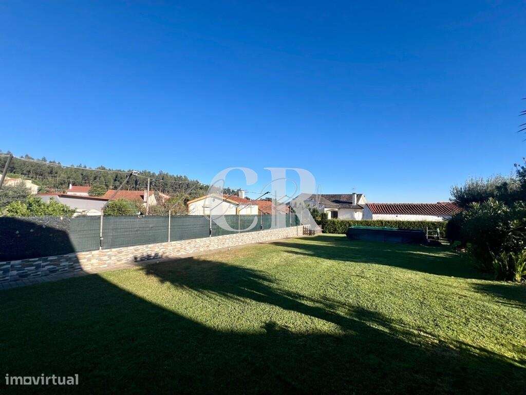 Excelente moradia térrea e independente com jardim em Arega - Figueiró-26