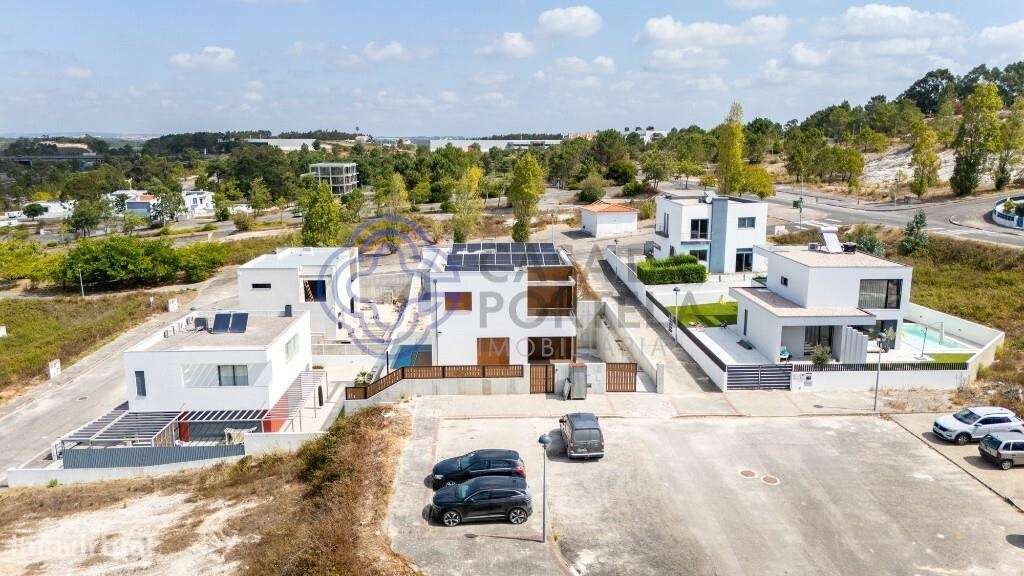 Moradia T4 com3 suites isolada-16
