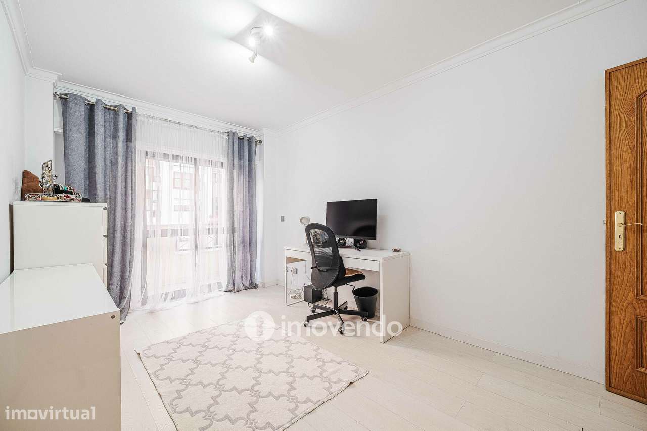 Apartamento T3, com estacionamento e arrecadação, na Ramada-30