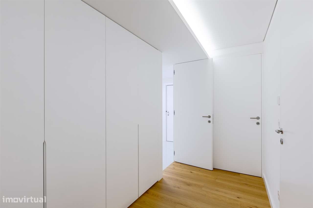 Apartamento T3 Renovado com Varandas na Avenida da Boavista-29