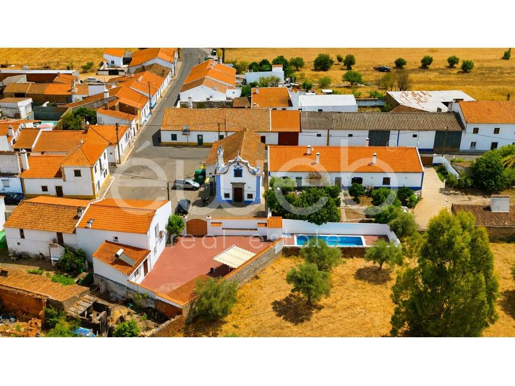 Moradia T4 de Arquitetura Alentejana com Piscina, Motrinos, Regueng...-9