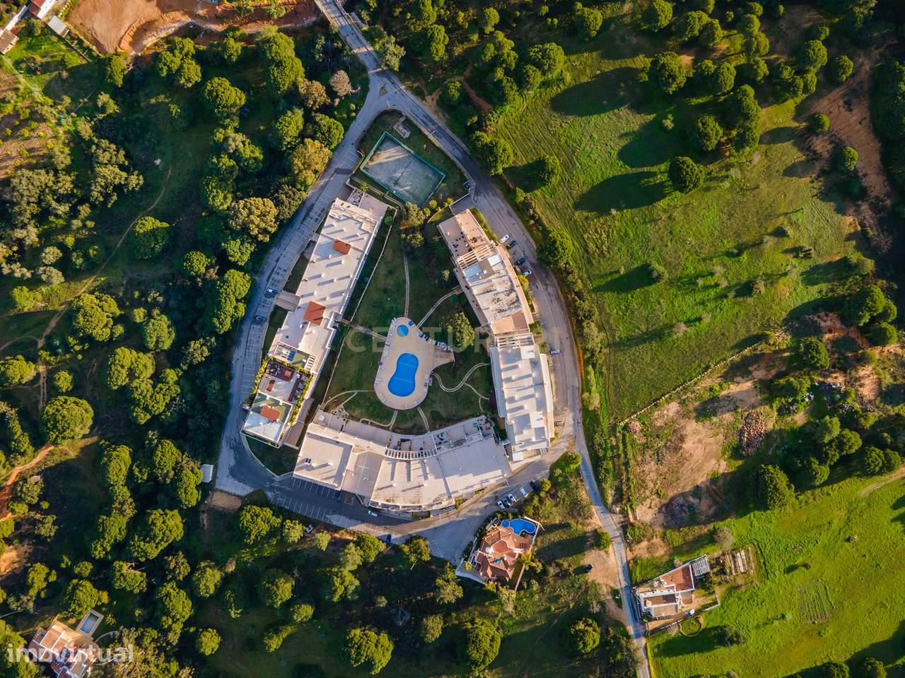 Excelente apartamento T2 com varanda ampla, piscina e campo de ténis.-25