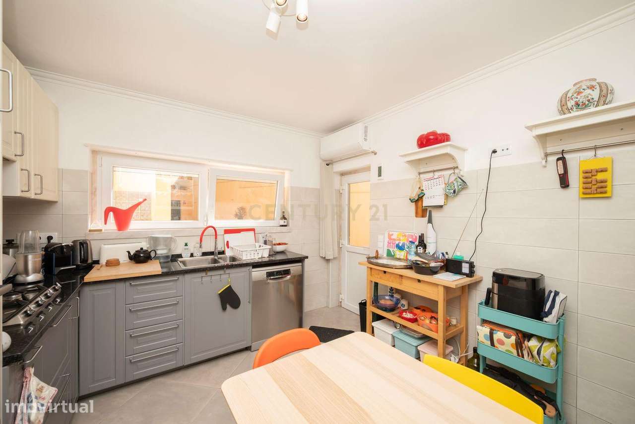 Moradia remodelada de 6 assoalhadas Exclusiva no Estoril-11