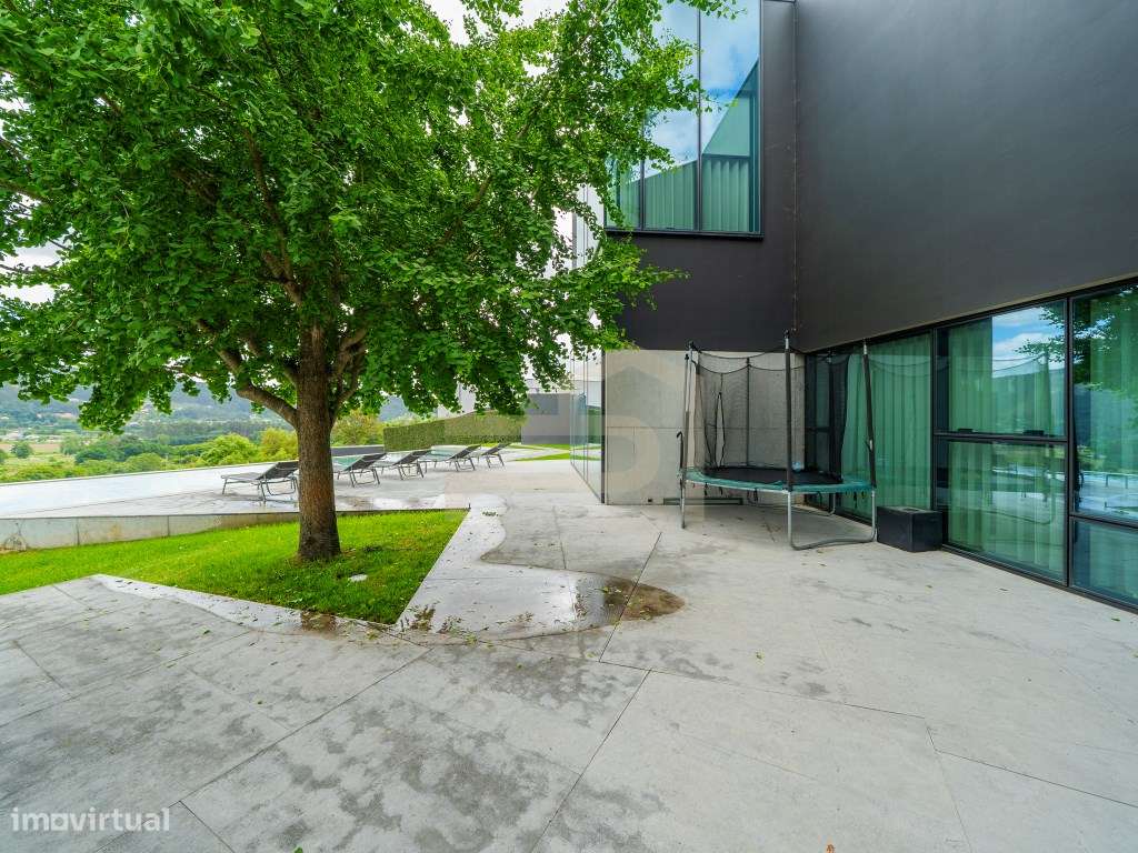 Exclusiva Moradia de Luxo com Design Contemporâneo-24
