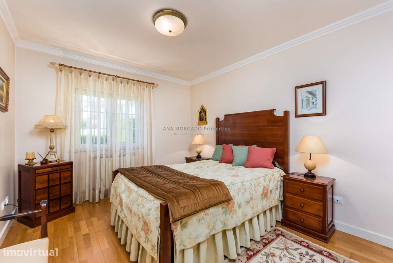 Moradia T4+1 Geminada na Quinta da Beloura — Luminosidade, Conforto e-24
