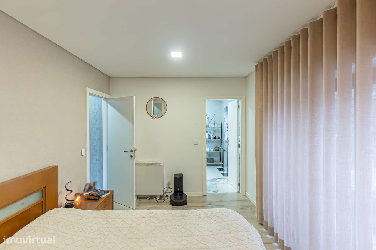 Moradia T4+1 renovada com anexo e jardim em Canidelo-13