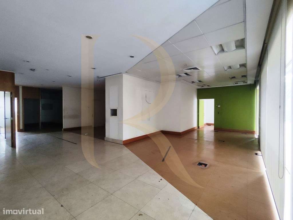 Loja com arrecadação e estacionamento em Lisboa - Grande imagem: 4/26