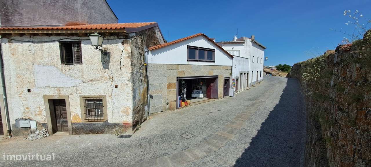 Moradia para Restaurar, zona histórica de Miranda do Douro-6