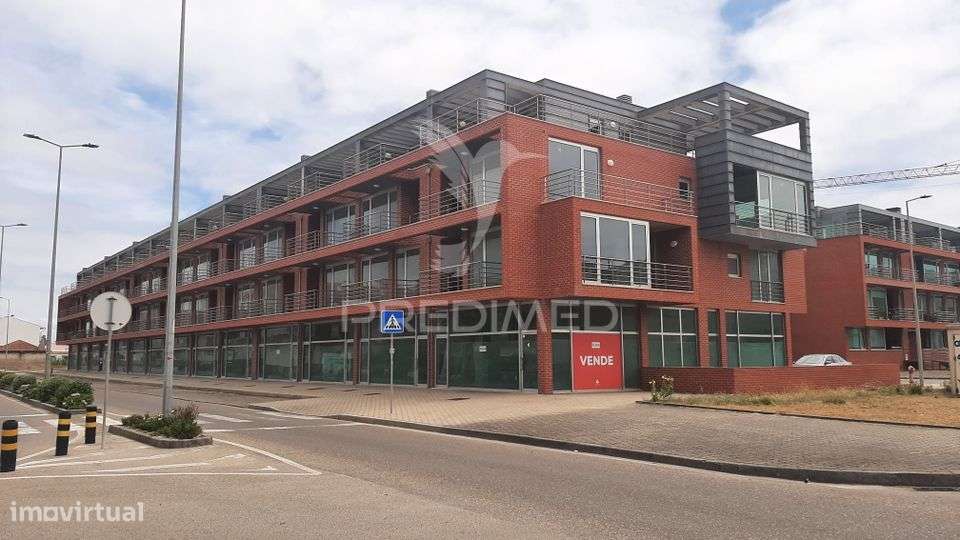 Conjunto de Lojas com Potencial para Conversão em Apartamentos - Grande imagem: 2/9