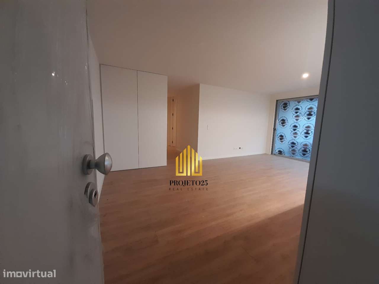 T1 NOVO em Condº Fechado, Jardim privativo, zona Faria de Guimarães.-0