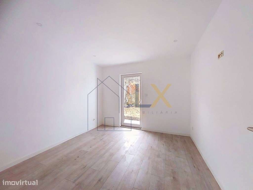 Moradia T2 totalmente remodelada em Mamarrosa com espaço externo.-5