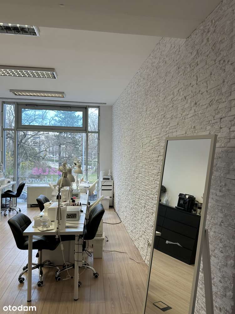 Lokal biurowo-usługowy z dużymi oknami