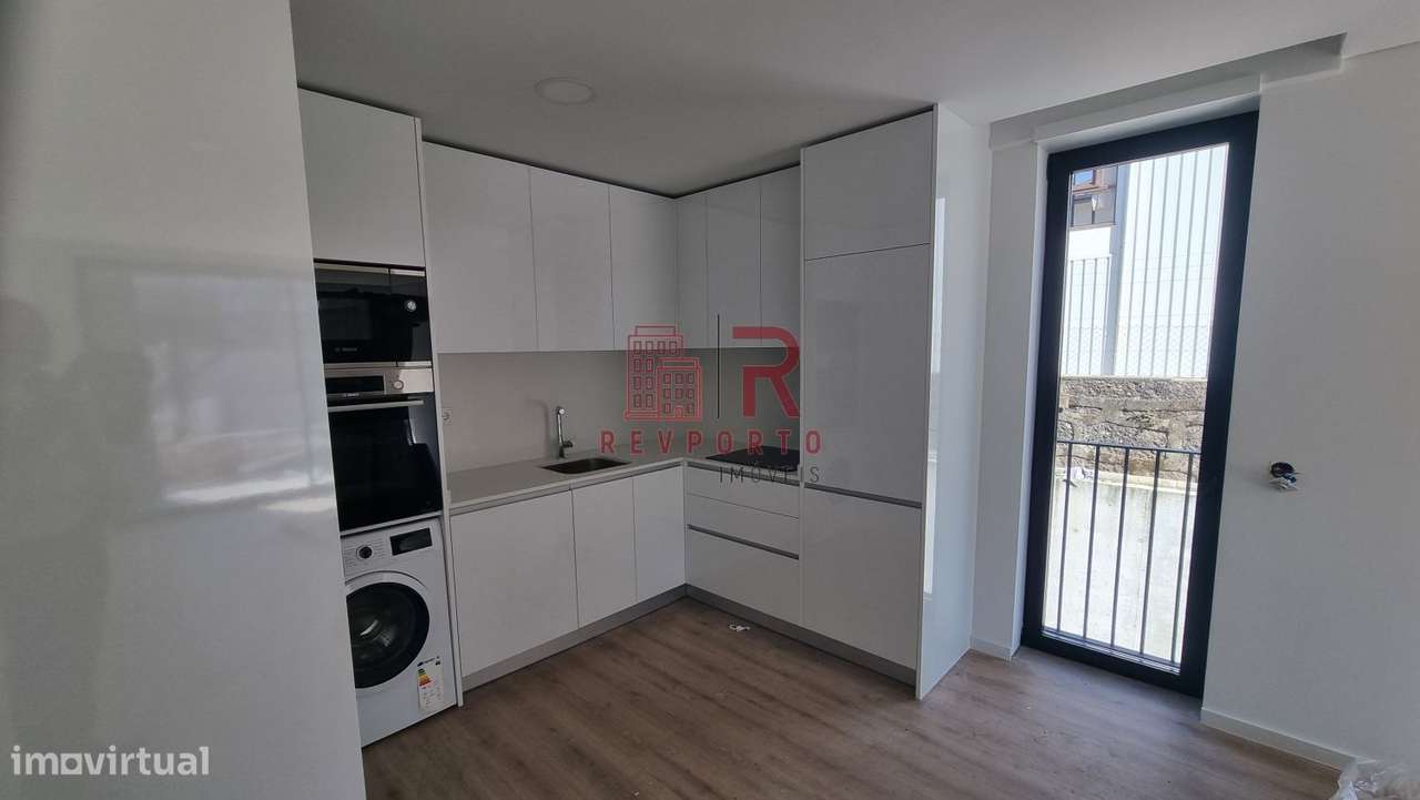Apartamento T2, com 2 suítes, varanda, jardim e garagem-17