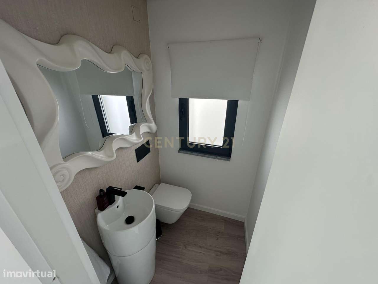 Moradia Térrea com Piscina aquecida e excelente jardim. Localizada em-35