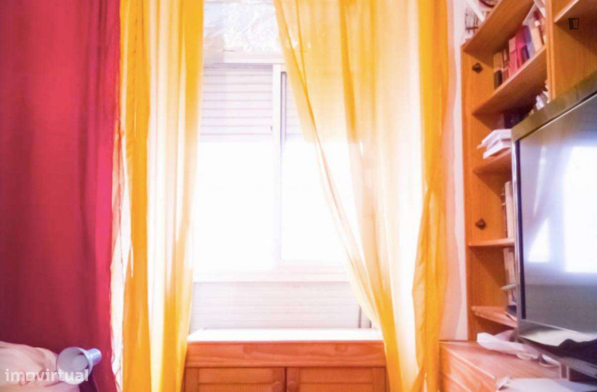 Quarto - localizado em Intendente Lisbon - Grande imagem: 4/6