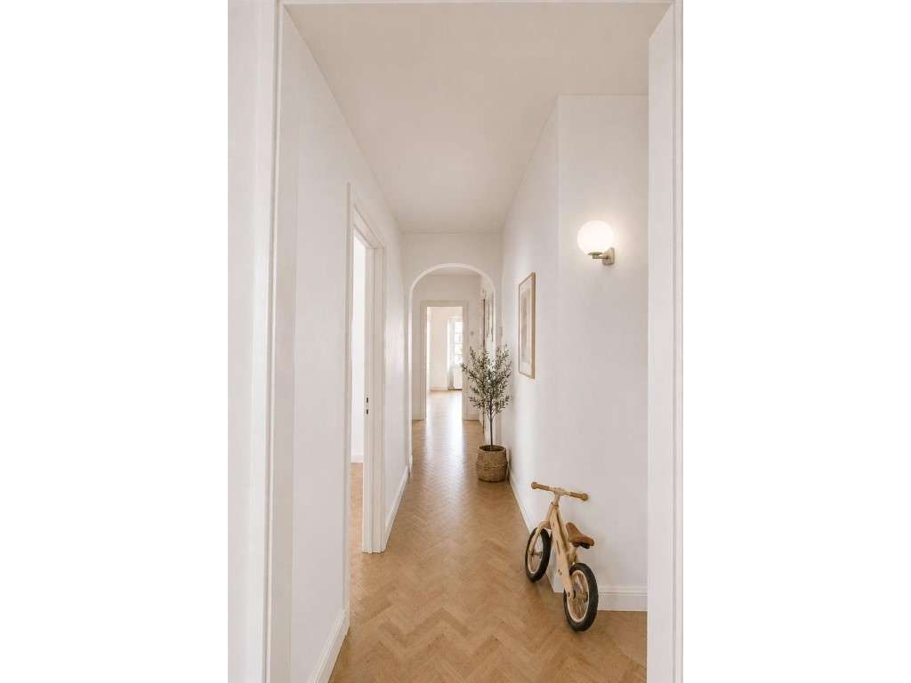 Apartamento T2 Totalmente Renovado com Varandas-9