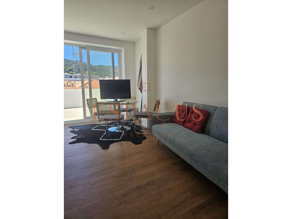 Apartamento T2 com Terraço no Coração do Centro Histórico-2