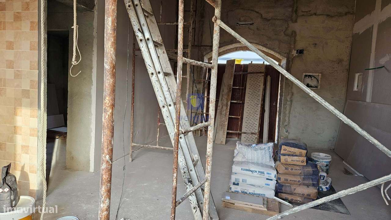 Moradia em Construção com Piscina e Espaço Exterior - Grande imagem: 3/15